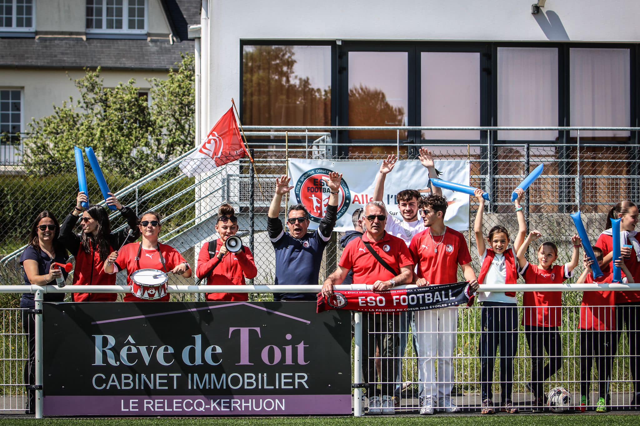 Photo de nos supporters et supportrices lors du déplacement de nos ornaysiennes en D2F pour un match à enjeu face à Brest.