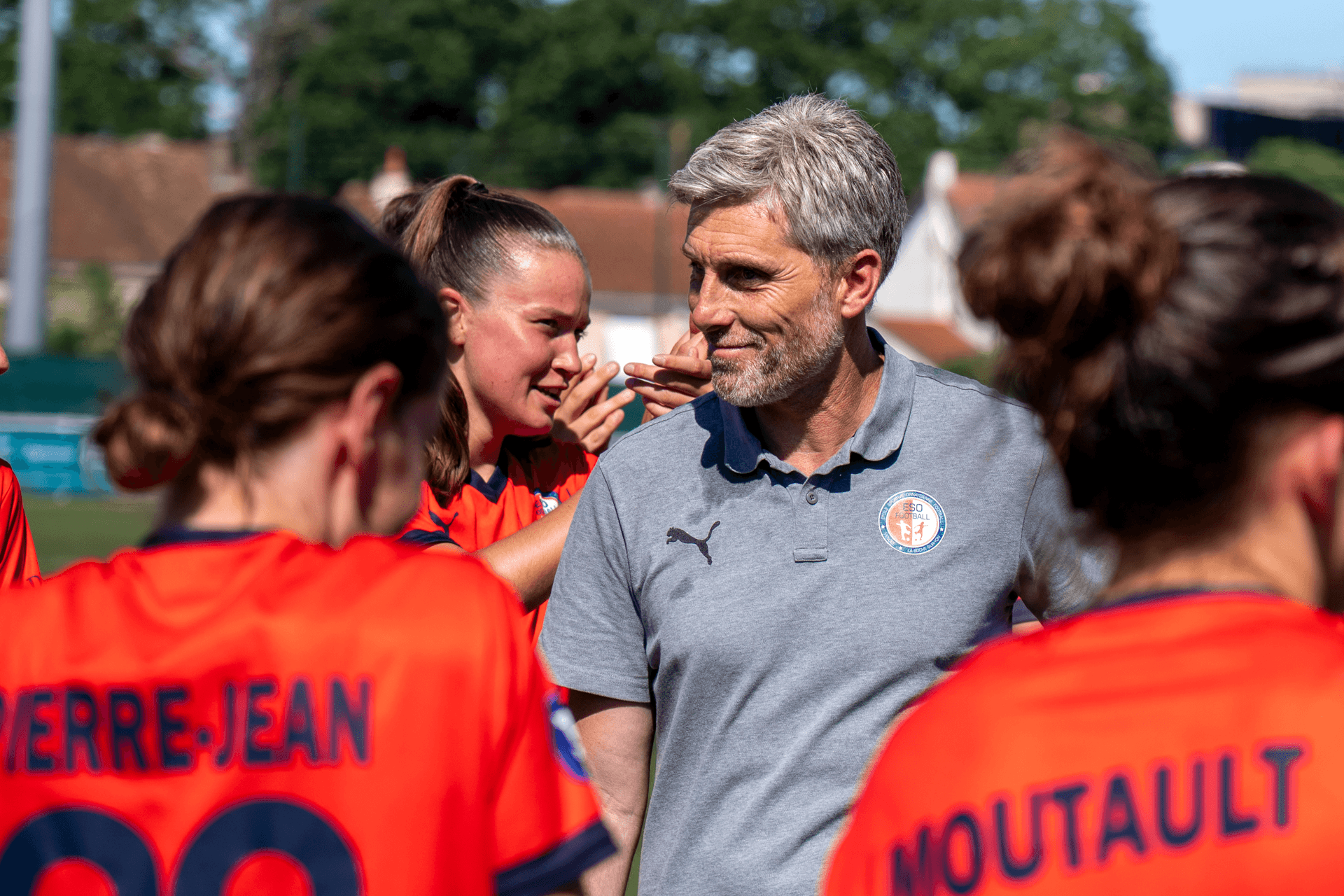 antony gauvin entraineur de l'équipe D3 féminine depuis 3 année, remerciée par les joueuses et le staff de l'ESO Football Vendée la Roche-sur-Yon