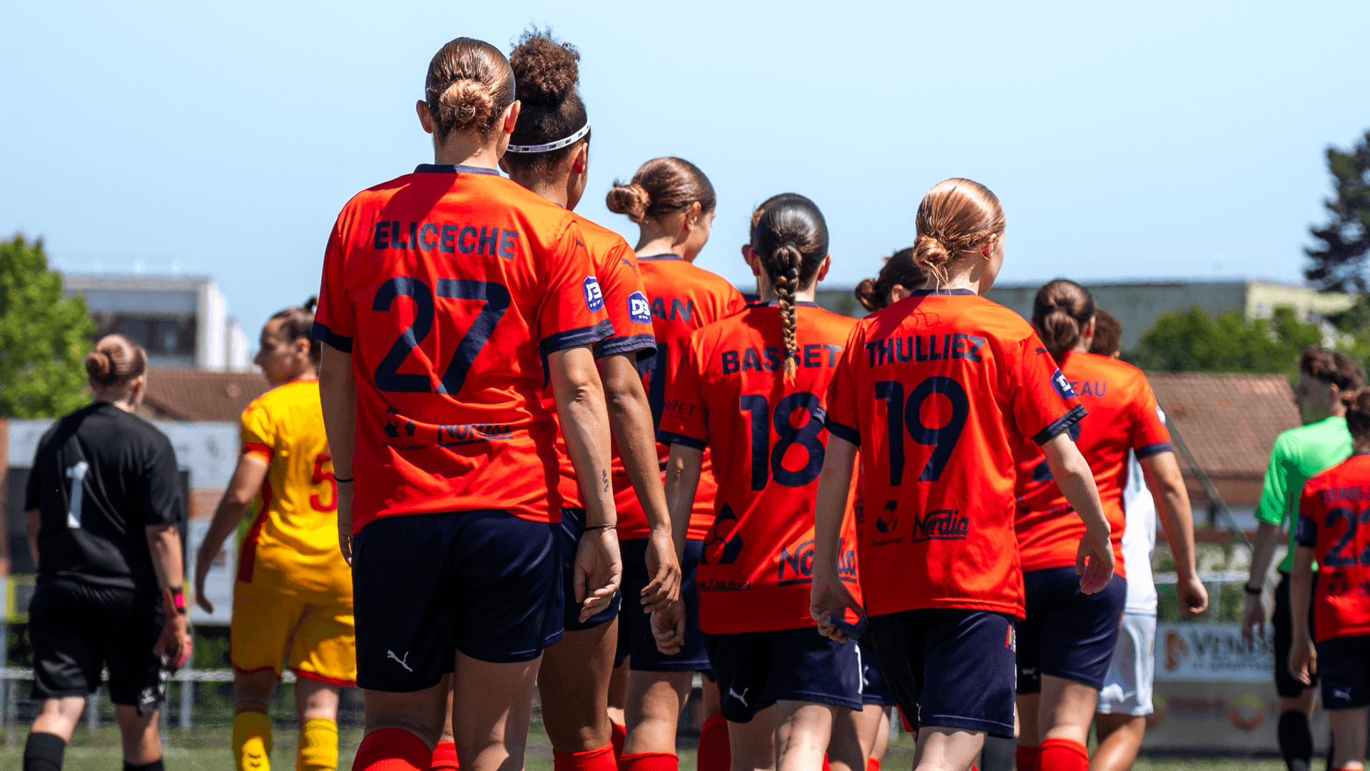 les joueuses de la d3 féminine qui rentre sur le terrain avant le début du match sous la chaleur étouffante